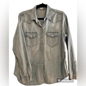 Gap Women’s Western button down denim shirt w/pearl snaps. Light wash. Size L.